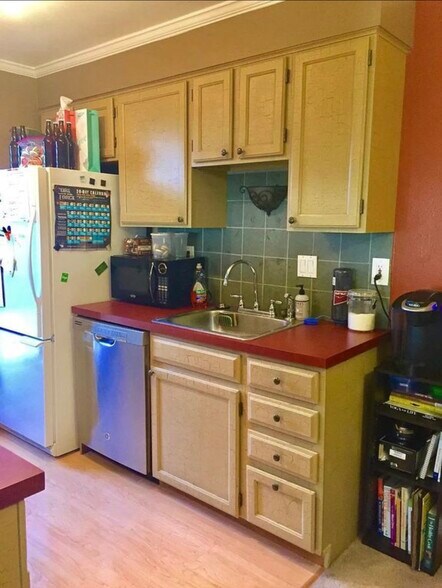 Kitchen - 665 Manhattan Dr