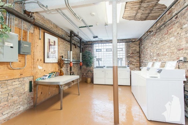 Building Photo - 540 W Wellington Ave