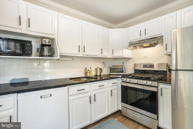 Building Photo - 5905 Drawbridge Ct
