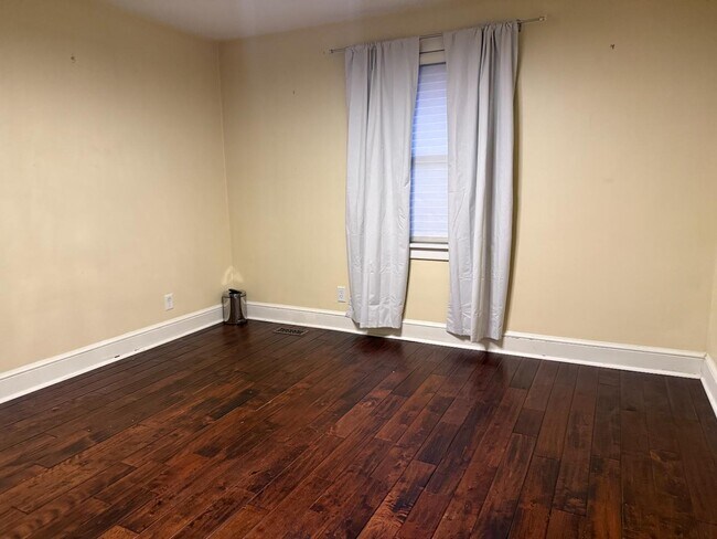 Building Photo - 146 E Park Dr