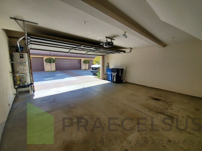 Building Photo - Gorgeous Townhome in Sorrento Valley