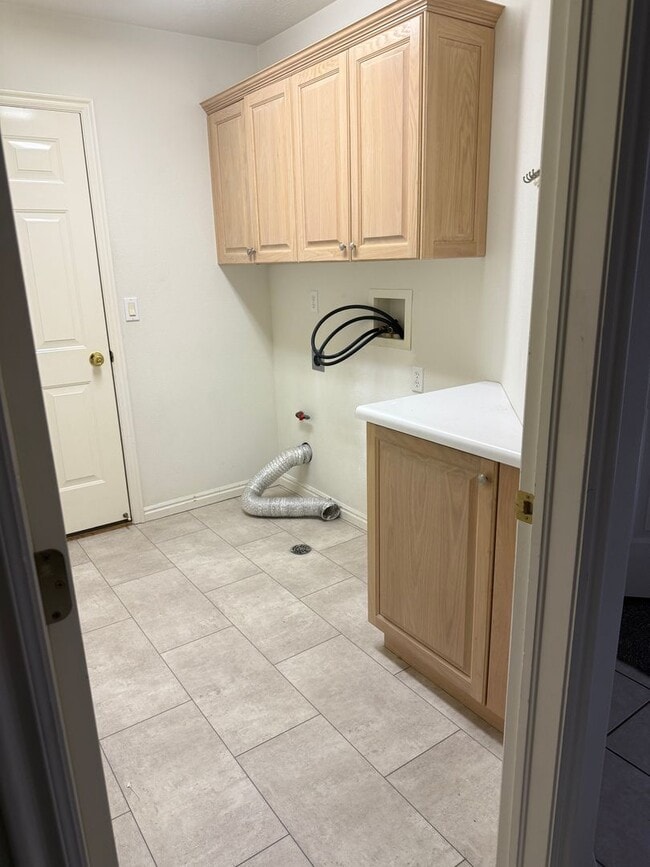 Building Photo - Single-Level Home with Community Pool, Gym...