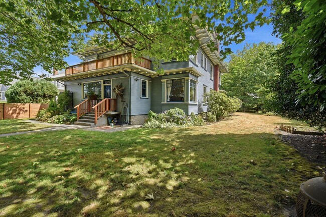Building Photo - 5Bd/2.5Ba Everett Home