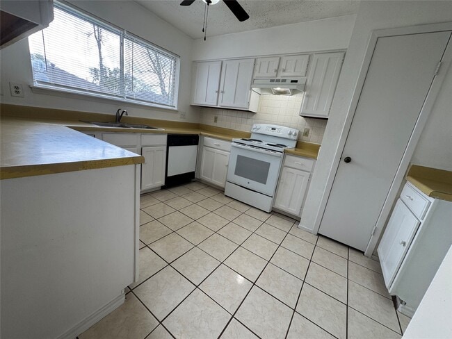 Building Photo - 4703 Rivertree Ln