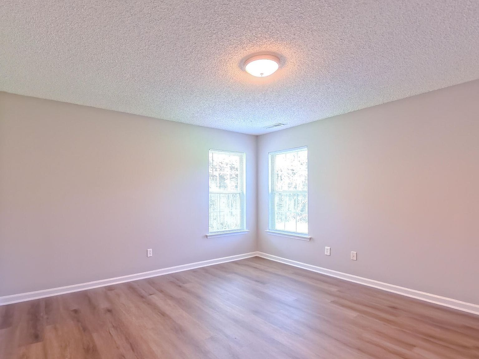 Building Photo - 4928 Silverdene St