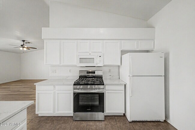 Building Photo - 930 E Harwell Rd