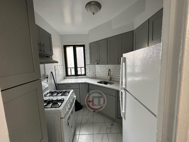 Primary Photo - 2059 McGraw Ave