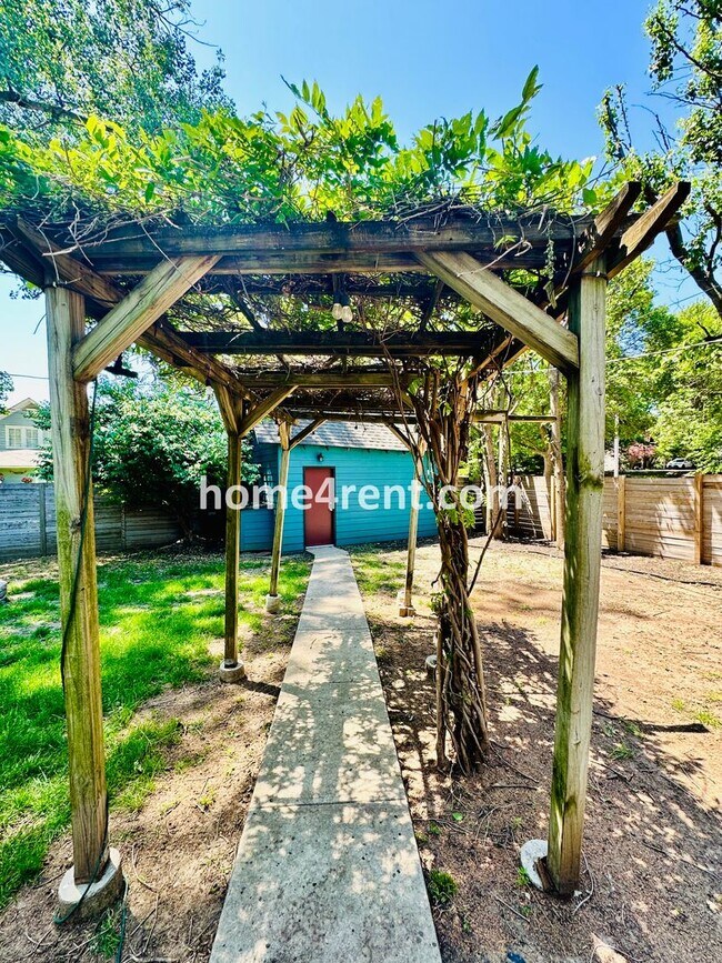 Building Photo - Beautiful, KCMO Home with Historic Charm, Updated Kitchen, Wood Floors and a Fenced Yard!