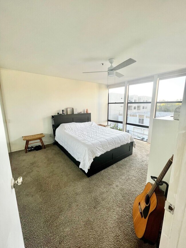 Building Photo - Live in Luxury Right on the Bay! Assigned Parking! Peek A Boo Bay View!