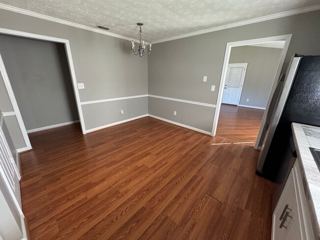 Building Photo - 3 Bedroom, 2 Bathroom- House in Silver Creek!