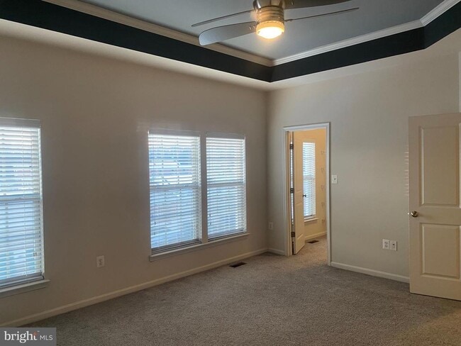 Building Photo - 8049 Crescent Park Dr