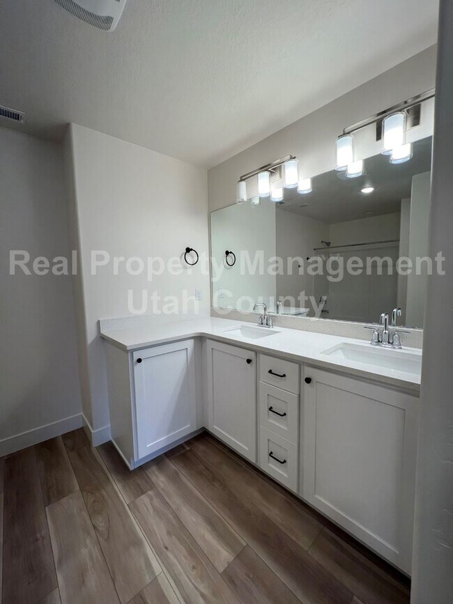 Building Photo - Newer American Fork Townhouse
