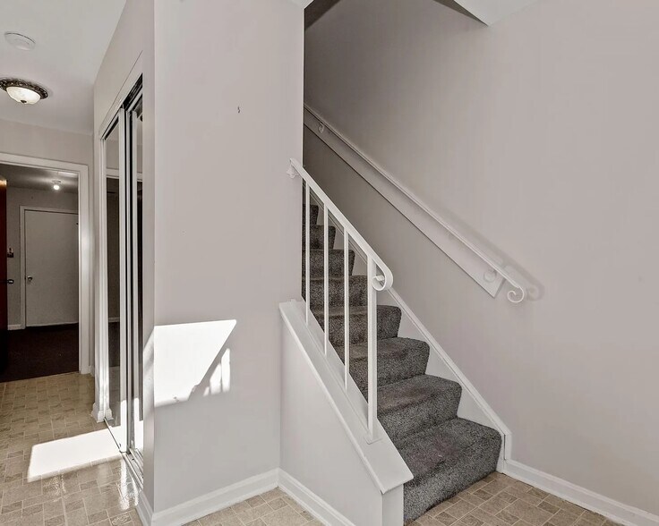 Building Photo - 1902 Curtis Ct SE