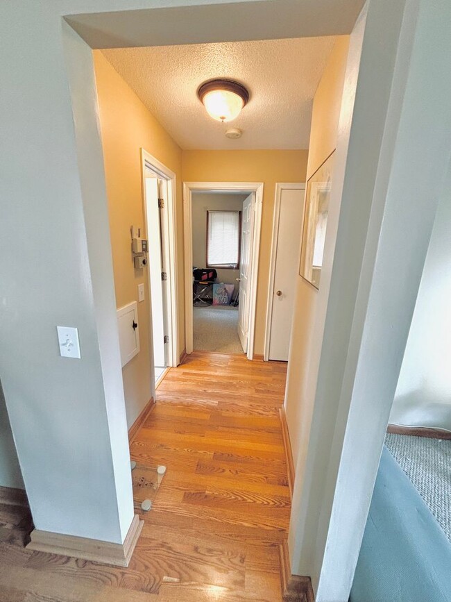 Building Photo - Great crystal home with huge fenced in bac...