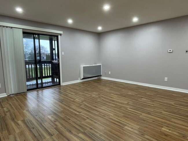 Building Photo - 803 Garden Cir