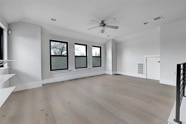 Building Photo - 1815 W 38th St