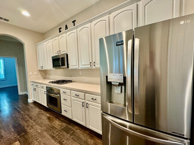 Building Photo - CLEAN AND SPACIOUS ONE STORY, 3 BED, 2 BATH, 2 CAR GARAGE IN WEST SACRAMENTO