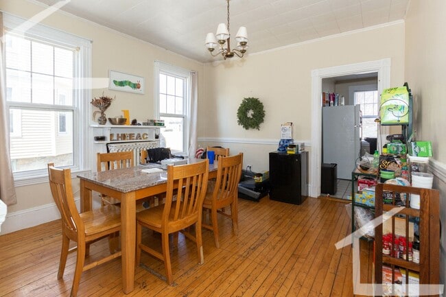 Building Photo - Charming 5 Bedroom House-No broker Fee