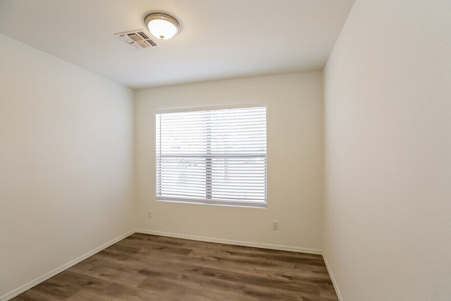 Building Photo - 5725 E Flower Cir