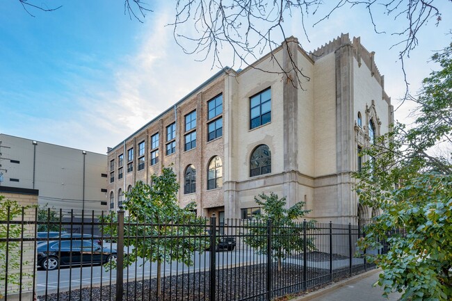 Building Photo - 5029 N Kenmore Ave