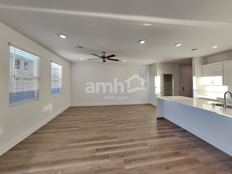 Building Photo - 5871 Vaes Dothrak St