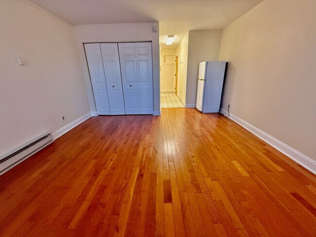 Building Photo - 2528 Christian St