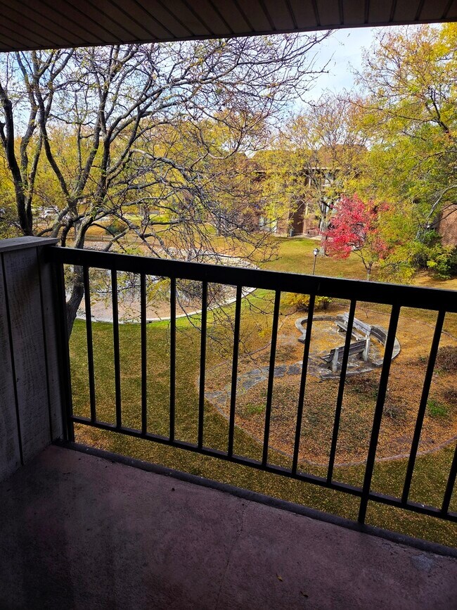 Building Photo - 150 Fountainview Ln