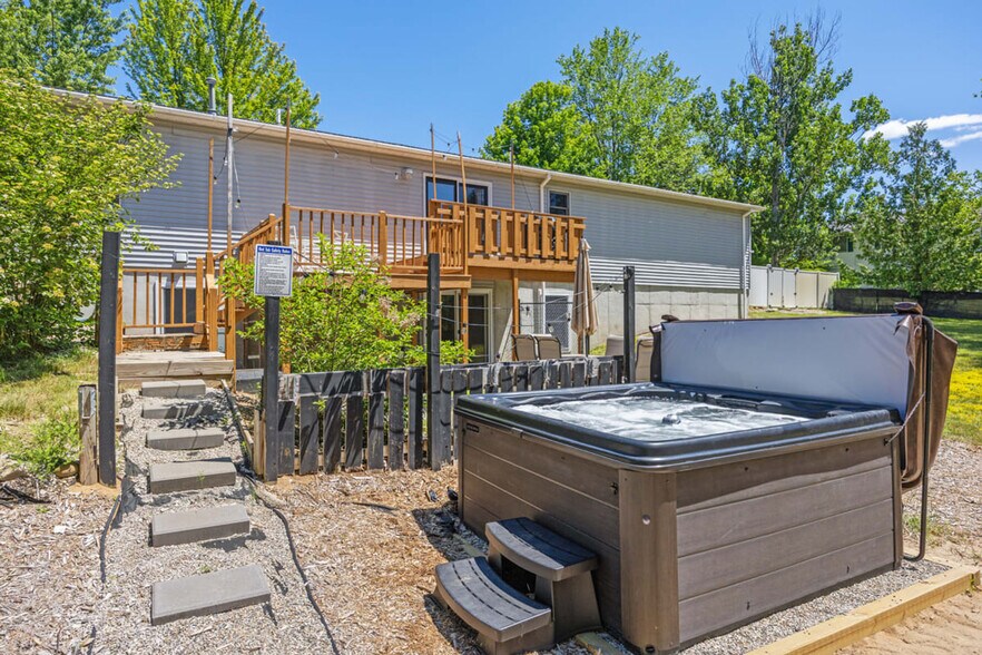 Building Photo - 1628 Green Lawn Dr