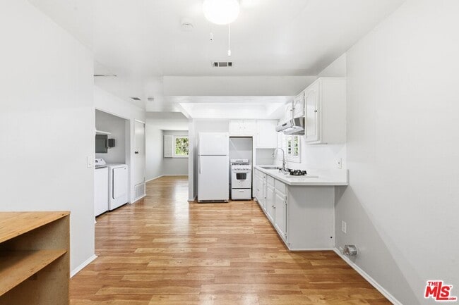 Building Photo - 2752 Guirado St