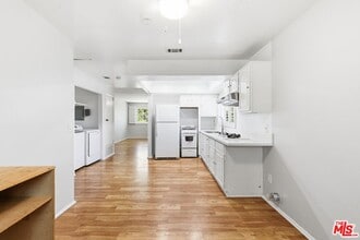 Building Photo - 2752 Guirado St
