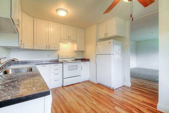 Building Photo - 6233 Montecito Blvd