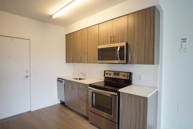 Building Photo - Sellwood-Modern Top Floor 1Bdr w/Floor-to-Ceiling Windows + Pet OK!