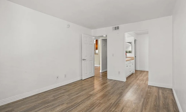 Building Photo - Beautifully upgraded 2 bedroom, 2 bath con...