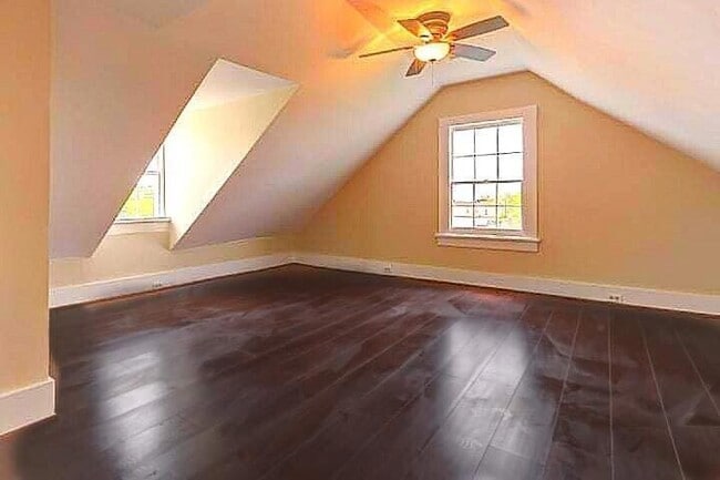 Building Photo - 65 Vanderhorst St