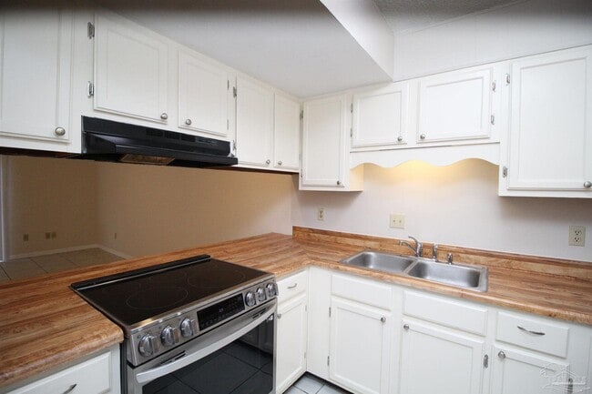 Building Photo - 8113 Stonebrook Dr