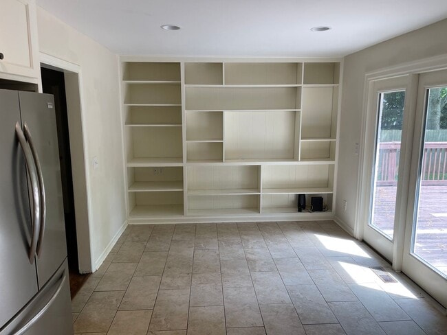 Building Photo - Large 3 bedroom, 2 bath Floral Park Home.