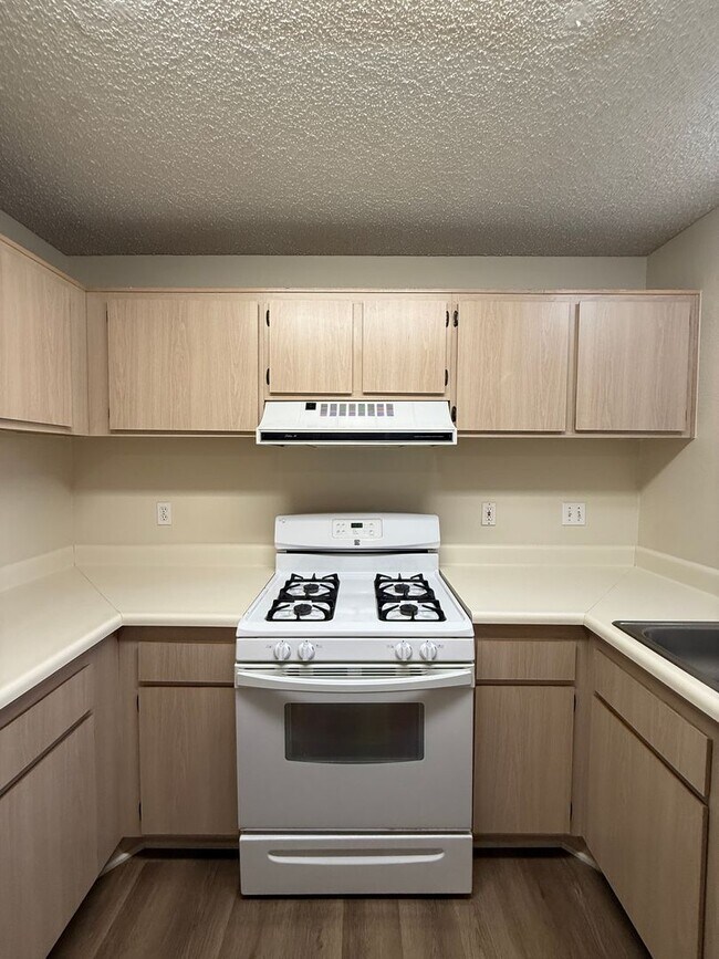 Building Photo - Downstairs Corner Condo in the Gated Community of Las Palmas