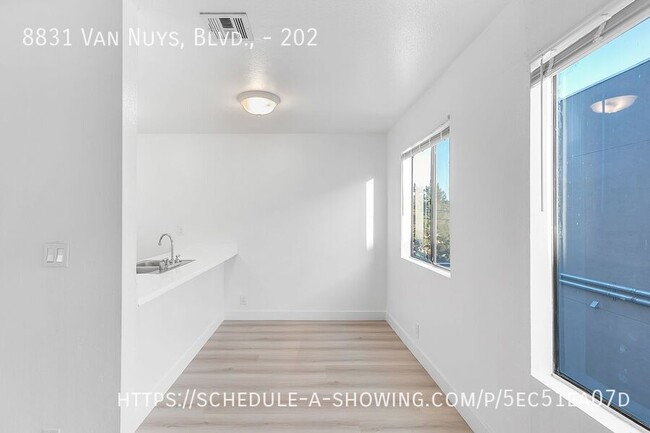 Building Photo - Beautiful updated spacious 1 Bed + 1 Bath ...