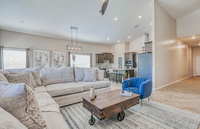 Building Photo - Eastside area for  Short or Long Term Rental(Completely Furnished) Beautiful 4 bed/2.5 baths