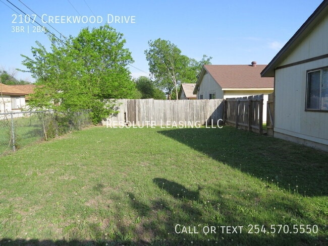 Building Photo - 2107 Creekwood Dr