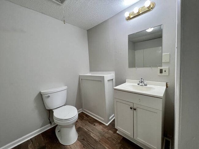 Building Photo - 723 Wren Rd