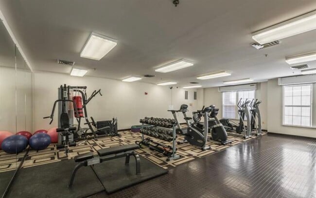 Building Photo - 801 S Greenbrier St