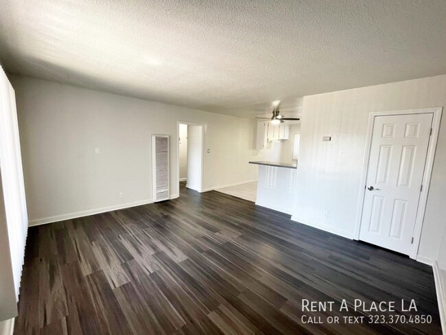 Building Photo - 918 W 66th St