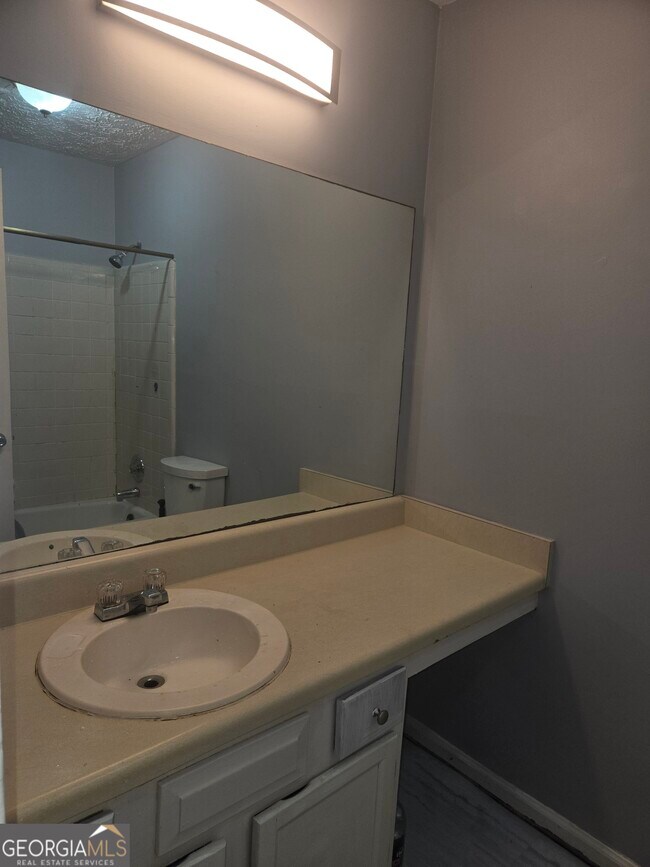 Building Photo - 139 River Oaks Dr