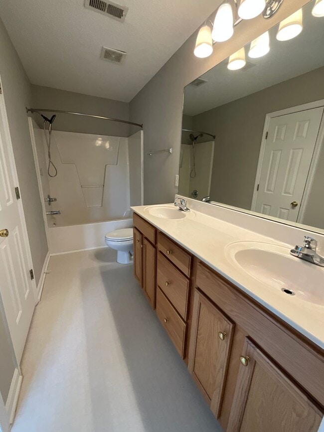 Building Photo - Charming Townhome in Greensboro