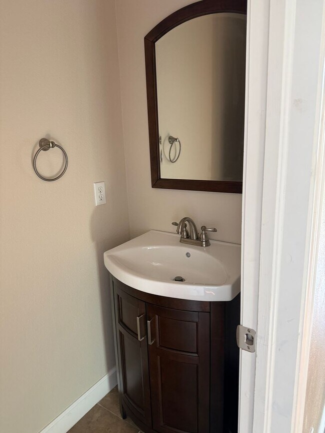 Building Photo - Newly updated 2 story townhome with single car garage in Littleton