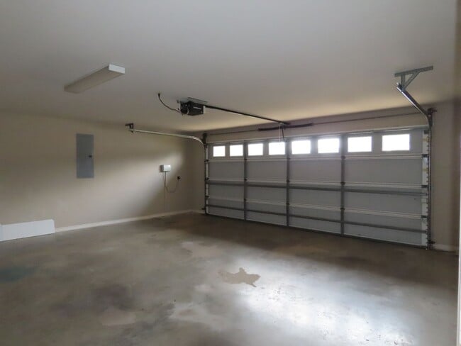 Building Photo - Stunning 3 Bedroom, 2 Story w/Bonus Room in South Tyler!