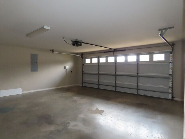 Building Photo - Stunning South Tyler 3-Bedroom, 2-Story Home: Features Fresh Paint, New Flooring, and a Bonus Room!