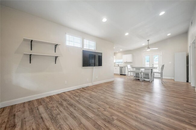 Building Photo - 1302 E Louisiana Ave