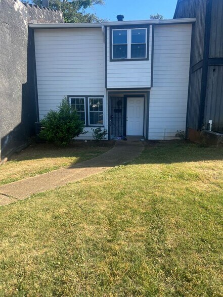 Building Photo - 6067 Regent Manor